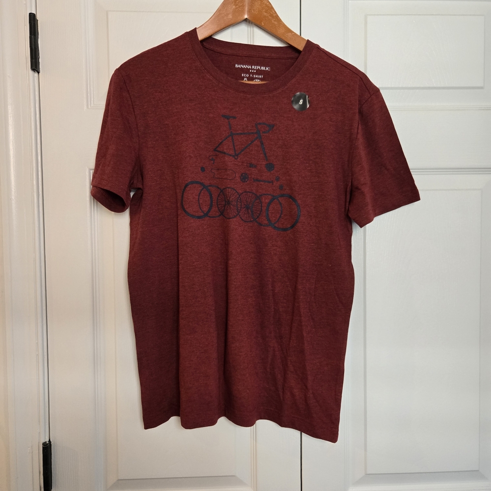 Banana Republic Men's Maroon Graphic Tee